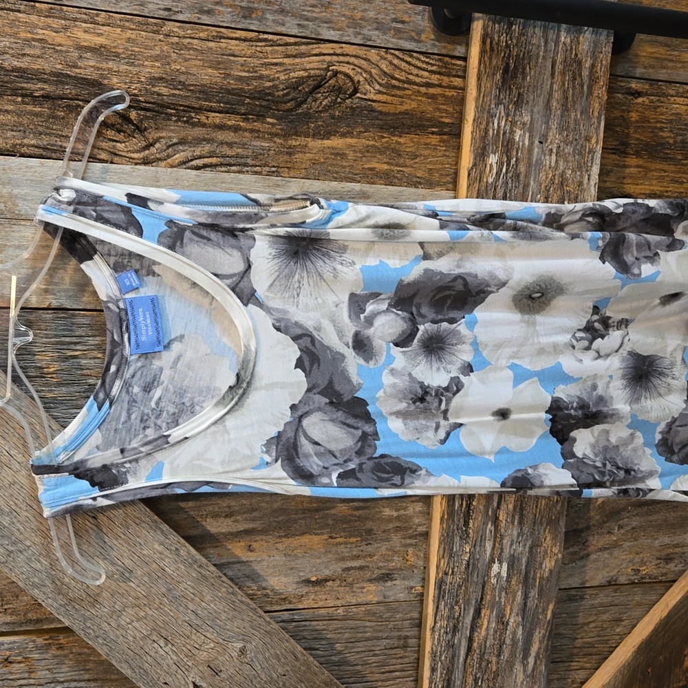 Simply Vera Top. Gray/white/blue. Size XS